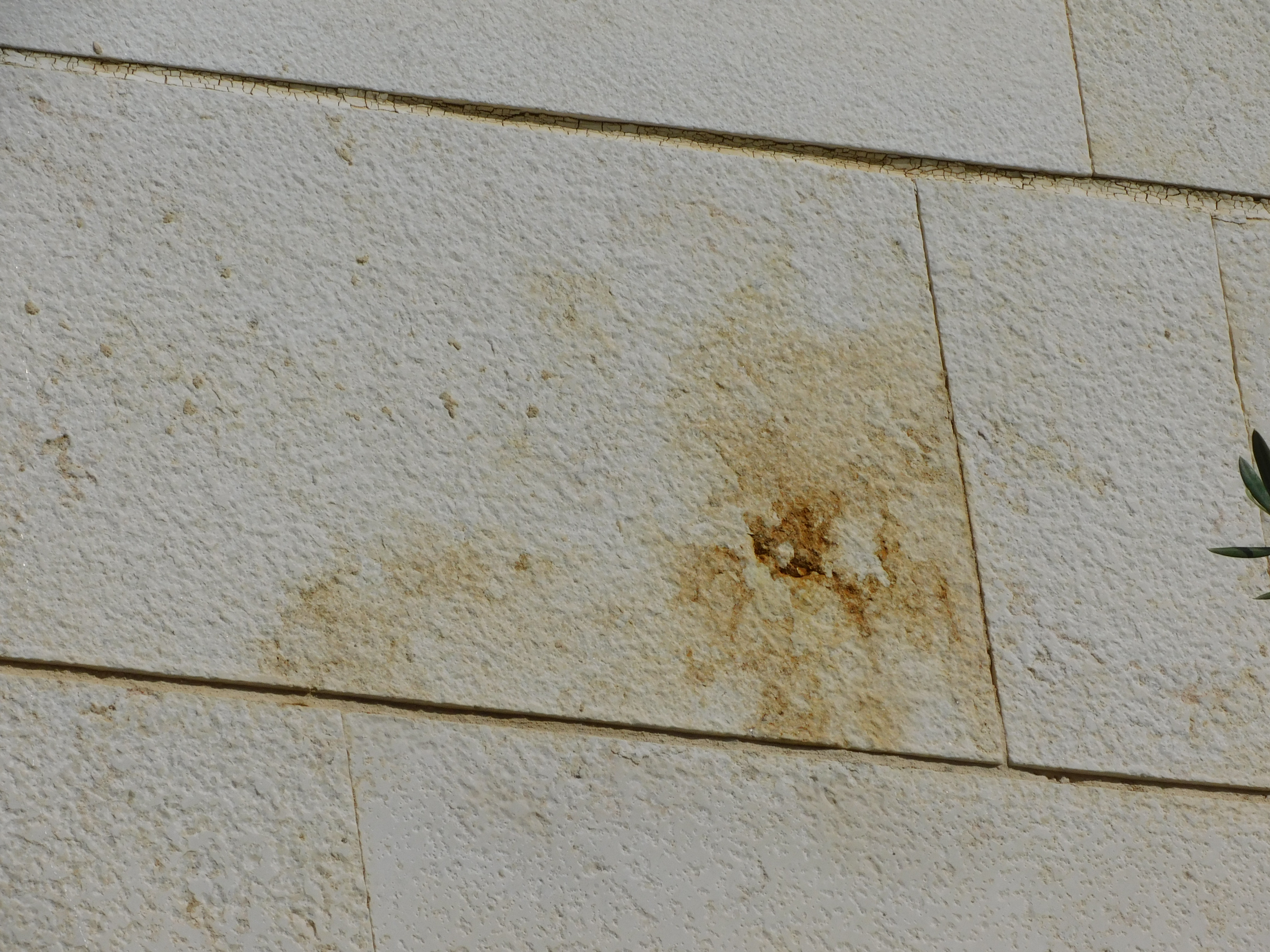 סימני חלודה בפני האבן